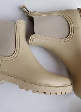 Бежевые ботинки челси