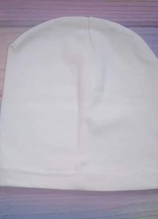 Шапочка однотонна.