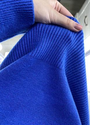 Яркий синий свитер под горло8 фото