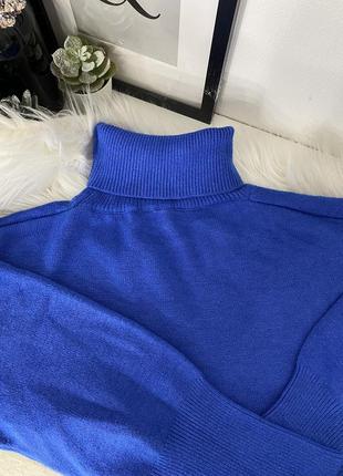 Яркий синий свитер под горло10 фото