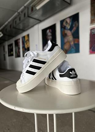 Женские белые с черным кожаные кеды на высокой подошве adidas superstar bonega 🆕7 фото