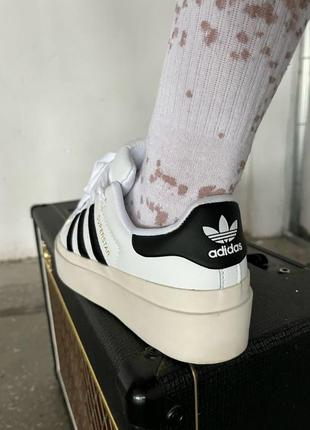 Женские белые с черным кожаные кеды на высокой подошве adidas superstar bonega 🆕4 фото