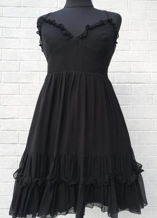 Чорна сукня на бретелях.