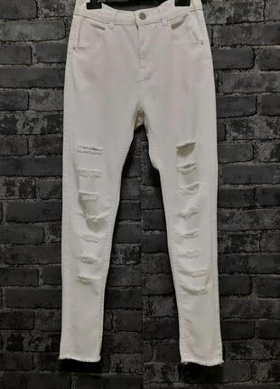 Белые обтягивающие брюки штаны
