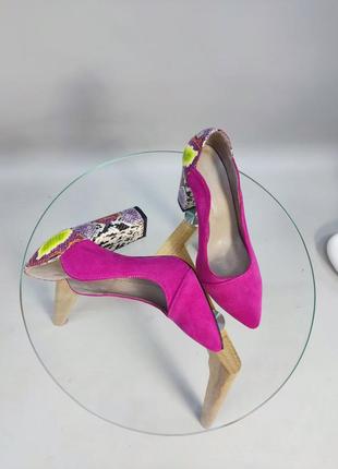 Жіночі туфлі з натуральної замші комбінований яркого рептилією в малинових відтінках 9см5 фото