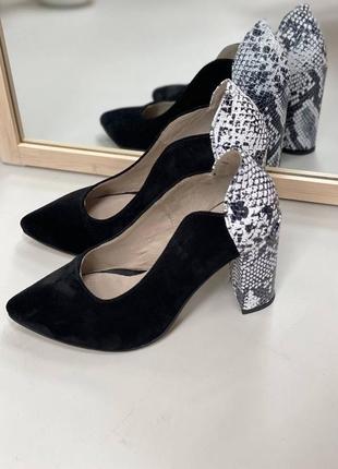 Жіночі туфлі з натуральної замші чорного кольору комбінований сірою рептилією  на каблуку 9 см