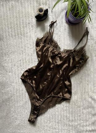Шикарное атласное боди с кружевом prettylittlething
