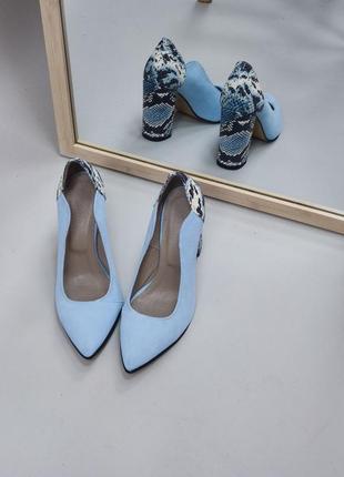 Женские туфли из натуральной замши комбинированный натуральной в голубых оттенках на каблуке 9 см9 фото