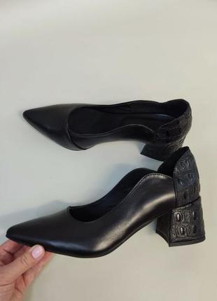 Жіночі туфлі з натуральної шкіри комбінована ексклюзивне рептилію в чорних кольорах на каблуку 6 см