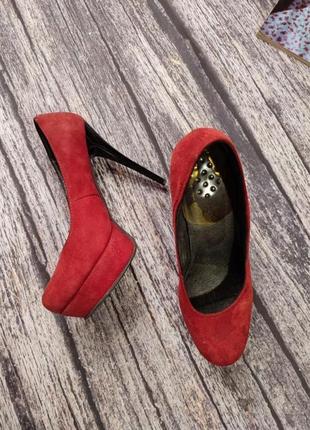 Червоні туфлі на підборах1 фото