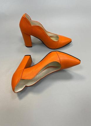 Жіночі туфлі лодочки з натуральної шкіри ярка помаранчевого кольору на каблуку стовпчик 9 см6 фото