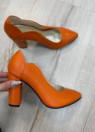 Жіночі туфлі лодочки з натуральної шкіри ярка помаранчевого кольору на каблуку стовпчик 9 см4 фото