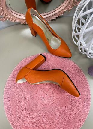 Жіночі туфлі лодочки з натуральної шкіри ярка помаранчевого кольору на каблуку стовпчик 9 см3 фото