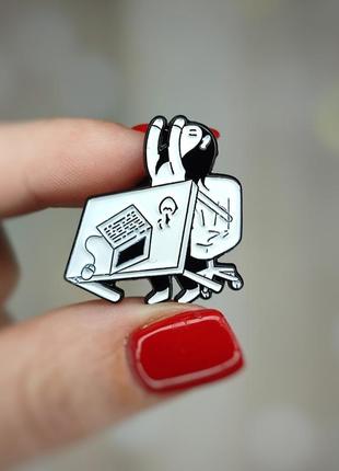 Металевий значок "мем. перевернутий стіл" (знач0053)