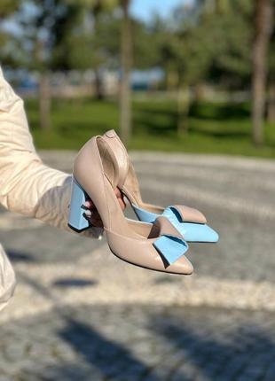 Женские туфли лодочки из натуральной кожи комбинированной из двух цветов голубого и бежевого на каблуке 9 см9 фото
