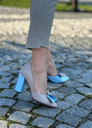 Женские туфли лодочки из натуральной кожи комбинированной из двух цветов голубого и бежевого на каблуке 9 см10 фото