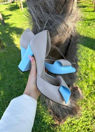 Женские туфли лодочки из натуральной кожи комбинированной из двух цветов голубого и бежевого на каблуке 9 см3 фото