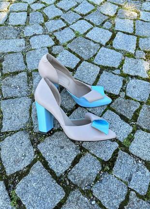 Женские туфли лодочки из натуральной кожи комбинированной из двух цветов голубого и бежевого на каблуке 9 см2 фото