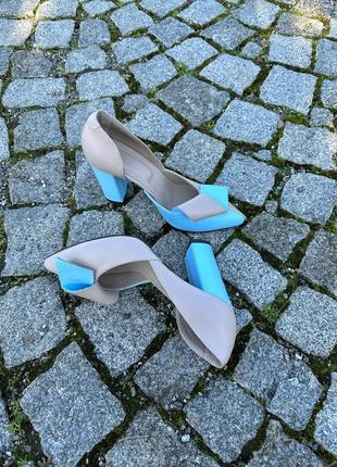 Женские туфли лодочки из натуральной кожи комбинированной из двух цветов голубого и бежевого на каблуке 9 см5 фото