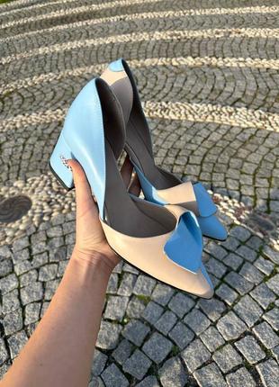 Женские туфли лодочки из натуральной кожи с острым носиком комбинированные из двух цветов голубого бежевого на каблуке 6 см2 фото