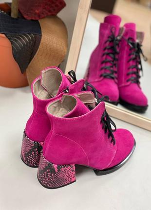 Женские ботинки из натуральной ярко малинового цвета комбинированную с малиновым рептилией на каблуке 6 см спереди на шнуровке4 фото