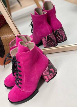 Женские ботинки из натуральной ярко малинового цвета комбинированную с малиновым рептилией на каблуке 6 см спереди на шнуровке6 фото