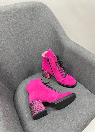Женские ботинки из натуральной ярко малинового цвета комбинированную с малиновым рептилией на каблуке 6 см спереди на шнуровке7 фото