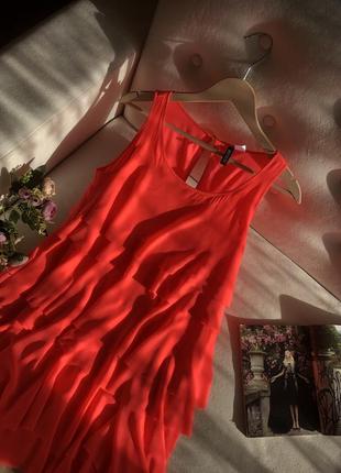 Сукня з рюшами насиченого коралового кольору3 фото