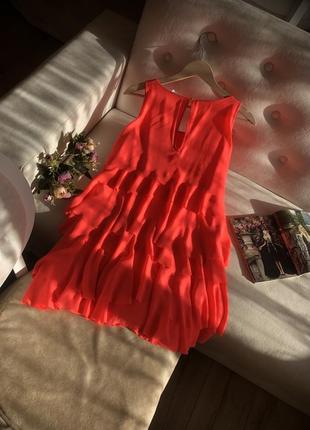 Сукня з рюшами насиченого коралового кольору6 фото