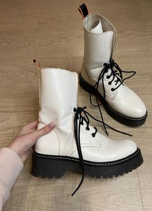 Белые ботинки на шнуровке
