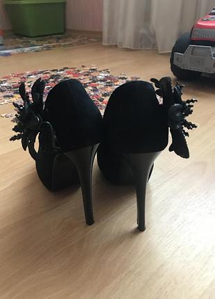 Красиві туфлі з натуральної замші