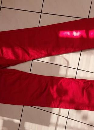 Замечательные красные джинсы.