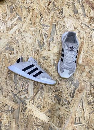 Женские кроссовки adidas