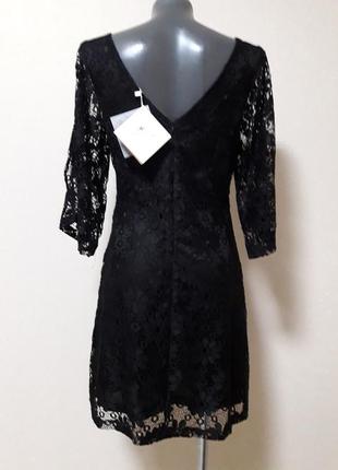 Эффектное торжественное двухслойное ажурное платье с v-образным вырезом на спине6 фото