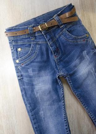 Потерті джинси з ременем