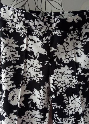 Чорні вузькі штани 7/8 warehouse в білі квіти квіточка принт квіти3 фото