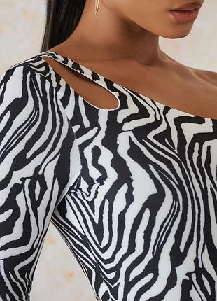 Боди на одно плечо в полоску под зебру и вырезом черно-белого цвета