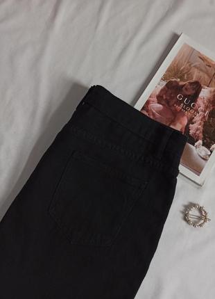 Черная джинсовая юбка с необработанным низом5 фото