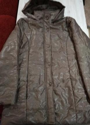Стильная куртка ветровка, скоро весна,на кнопках с  капюшоном, карманами.