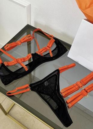 Сексуальний комплект жіночої білизни з помаранчевими лямочками відкритий: ліф, трусики, чокер, гартери
