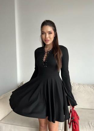 Платье вэнсдэй со шнуровкой с глубоким вырезом декольте маленькое чёрное короткое с пышной юбкой расклешенное приталенное лолита беби долл
