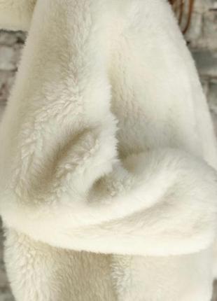 Натуральная овчина с капюшоном осталась в белом6 фото