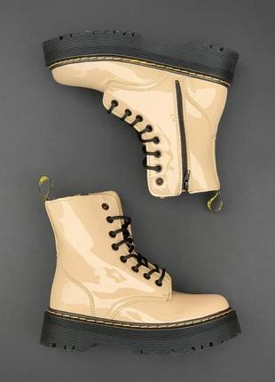 Чоботи в стилі dr. martens x lv patent beige