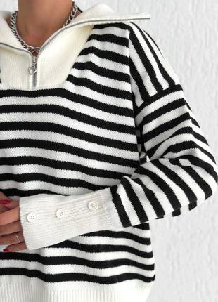 Жіночий подовжений светр у смужку, з високим комірцем на замочку1 фото