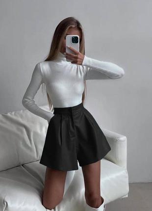 Чёрные бежевое белые шорты из экокожи свободные на осень зиму весну мокко коричневый короткие шорты юбка