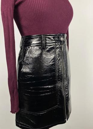 Черная виниловая юбка с замком h&amp;m s лаковая юбка5 фото