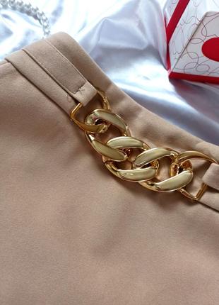 Женская теплая кашемировая мини юбка с цепочкой светло бежевая3 фото