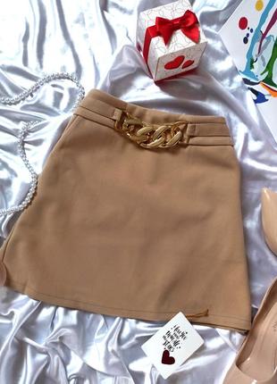 Женская теплая кашемировая мини юбка с цепочкой светло бежевая4 фото