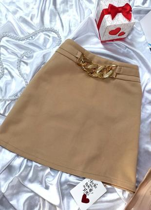 Женская теплая кашемировая мини юбка с цепочкой светло бежевая1 фото