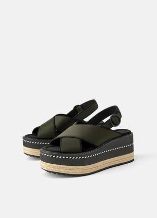 Стильні босоніжки zara 39-40 р. масивні, на танкетці